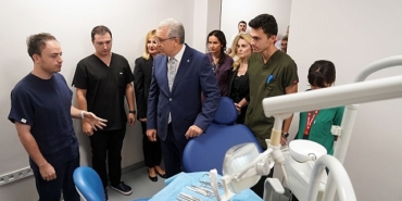 eu-dis-hekimligi-fakultesinde-yeni-ve-modern-engelsiz-ameliyathane-hizmete-acildi.jpg