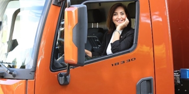 ford-trucks-agir-ticari-arac-sektorunde-onyargilari-yikiyor-kadin-kamyon-sofor-akademisi-ile-kadinlar-direksiyona-geciyor.jpg