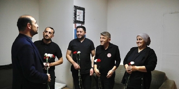 tip-bayraminda-saglik-calisanlarina-karanfil-dagitildi.jpg