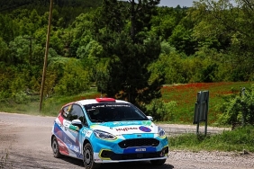 engelli-ralli-pilotu-kubra-aracini-basaridan-basariya-suruyor.jpg