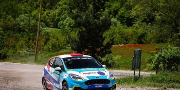 engelli-ralli-pilotu-kubra-aracini-basaridan-basariya-suruyor.jpg