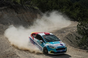 dunyadaki-ilk-ve-tek-engelli-kadin-ralli-pilotundan-cifte-podyum.jpg