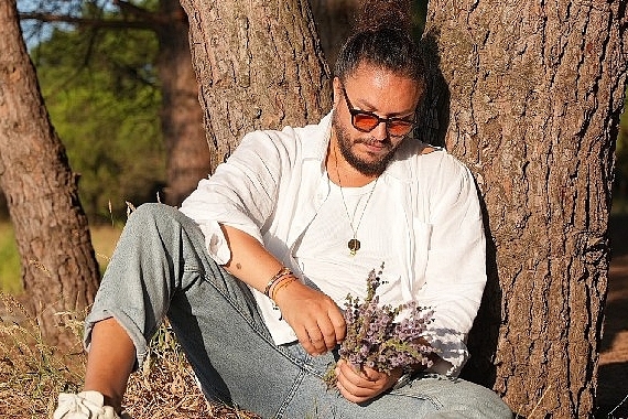 oyuncu-engin-demircioglundan-sezen-aksu-coveri-yanmisim-sonmusum-ben.jpg