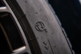 pirelli-%70ten-fazla-biyo-bazli-ve-geri-donusturulmus-malzeme-iceren-ilk-standart-uretim-lastigini-tanitti.jpg