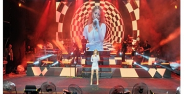 cim-konserleri-sahnesi-derya-ulugu-agirladi.jpg