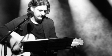 emre-cakmakoglundan-yeni-tekli-tam-da-yeri.jpg