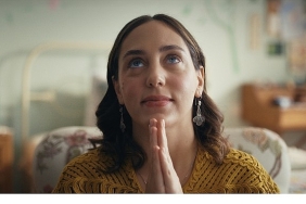 netflix-gupse-ozayin-kaleminden-cikan-platonik-mavi-dolunay-otelin-yeni-fragmanini-paylasti.jpg