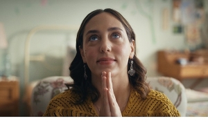 netflix-gupse-ozayin-kaleminden-cikan-platonik-mavi-dolunay-otelin-yeni-fragmanini-paylasti.jpg