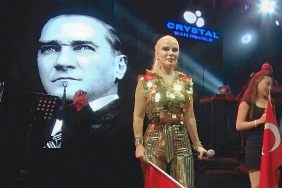 omur-gedik-konserinde-4-bin-turk-bayragi-dagitildi.jpg