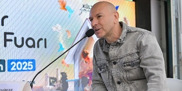 demir-demirkan-bu-kez-edebiyat-sahnesinde-hayranlari-ile-bulustu.jpg