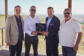kamil-koc-ve-mercedes-benz-turk-bir-asirlik-basariyi-beraber-dikilen-fidanlar-ile-olumsuzlestirdi.jpg