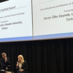 Politik psikolojinin en saygın ödülü Prof. Dr. Deniz Ülke Kaynak’a takdim edildi!
