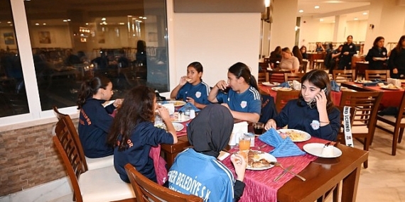 Başkan Topaloğlu’ndan voleybolculara motivasyon yemeği